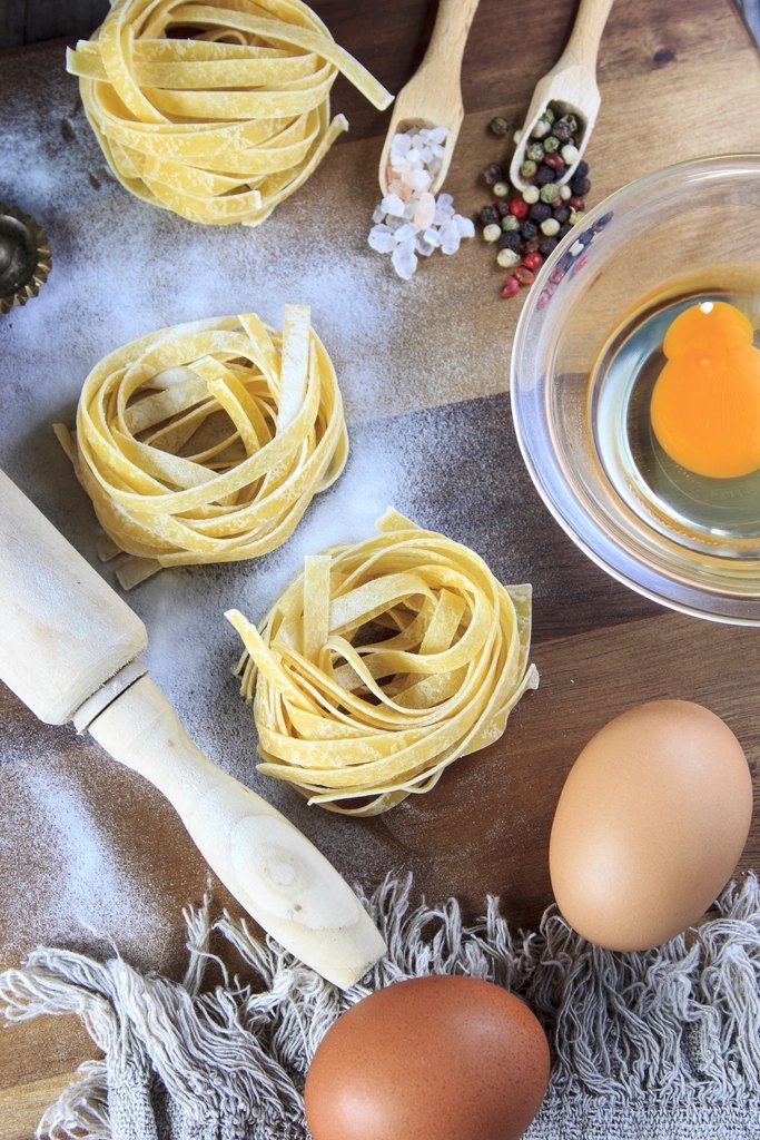 Nidos de pasta fresca con huevos
